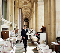 パリ・ルーブル美術館中庭ロマンチックおすすめカフェ