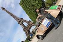 パリ観光,フランスクラシックカー,シトロエン,パリのプライベート観光,パリの貸切観光,パリの車貸切,4 roues sous 1 parapluie,エッフェル塔